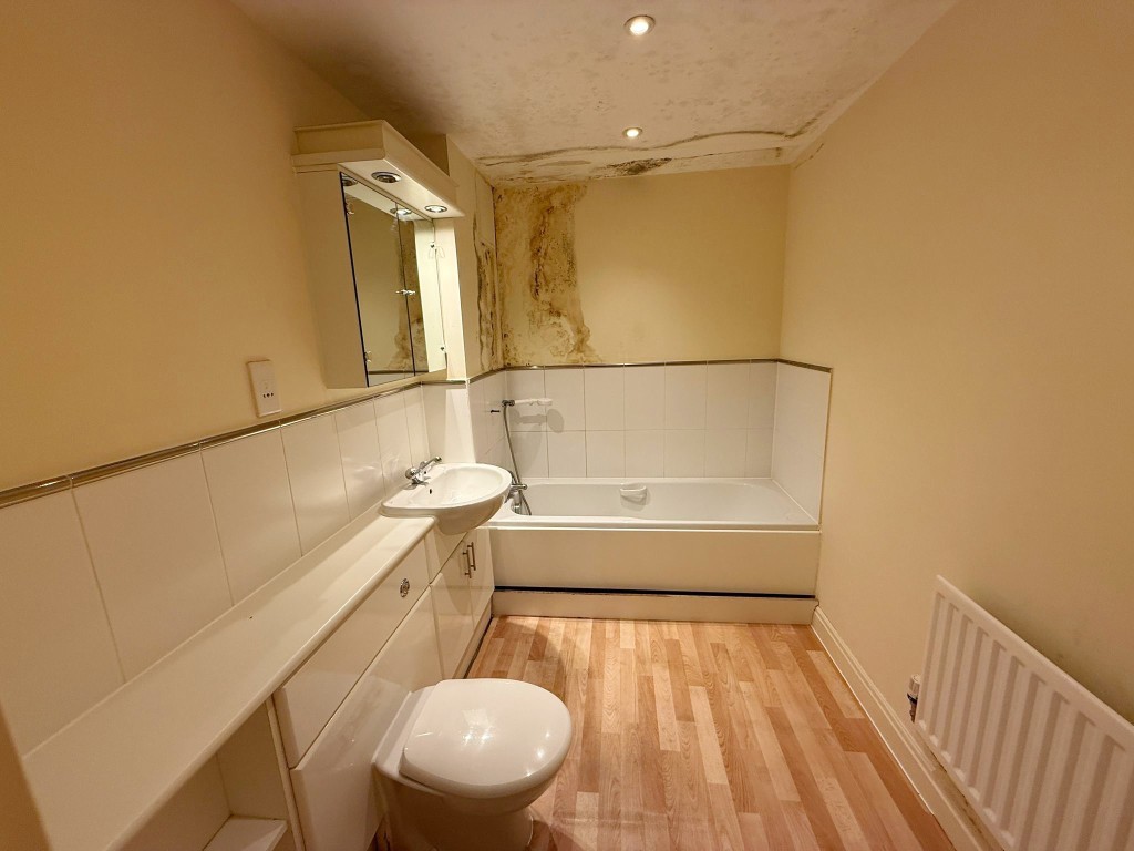 Lot: 108 - TWO-BEDROOM FLAT FOR REPAIR - Bathroom with WC